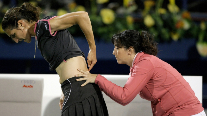 Imagen de archivo: La francesa Virginie Razzano (izquierda) recibe atención de un fisioterapeuta por dolor lumbar durante la final del campeonato de tenis WTA en Dubái contra Venus Williams de EE. UU. en el emirato del Golfo el 21 de febrero de 2009. (MARWAN NAAMANI/AFP via Getty Images)