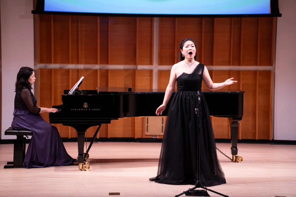 La soprano Yue Li actúa en La 9ª Competencia Internacional de Canto en Chino de NTD en el Merkin Hall del Kaufman Music Center de Nueva York el 24 de septiembre de 2021. (Larry Dye/The Epoch Times)