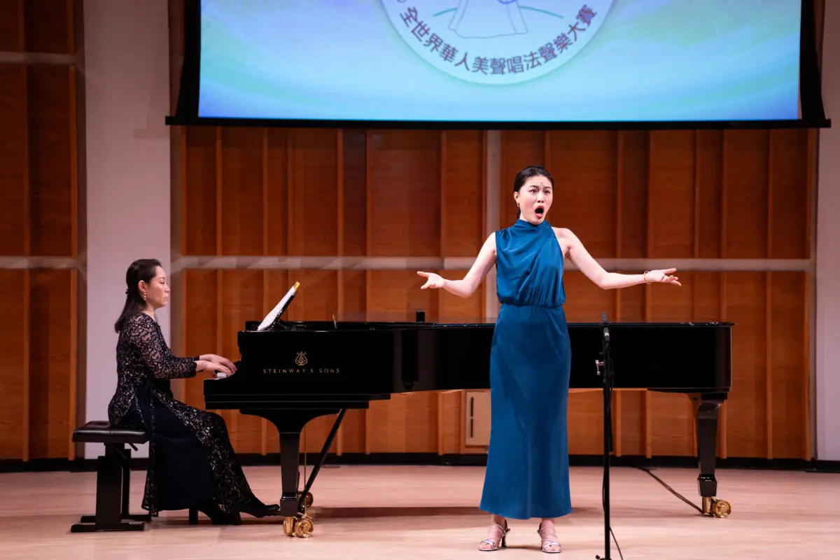 La mezzosoprano Chunqing Zhang actúa en la 9ª Competencia Internacional de Canto en Chino de NTD en el Merkin Hall del Kaufman Music Center de Nueva York el 24 de septiembre de 2021. (Larry Dye/The Epoch Times)