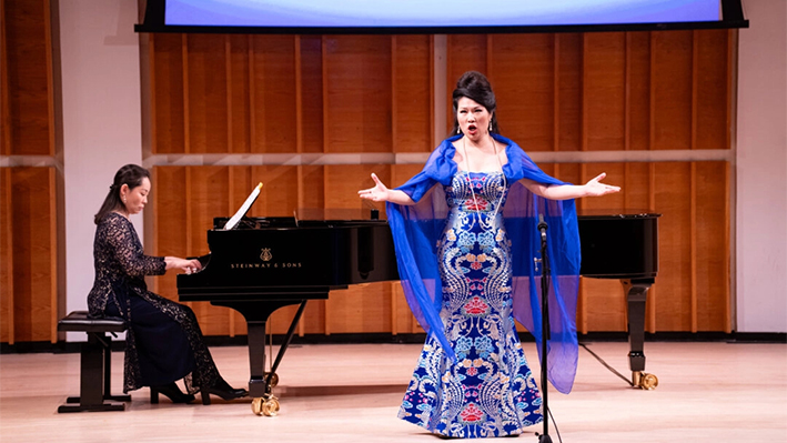 La mezzosoprano Chunqing Zhang actúa en La 9ª Competencia Internacional de Canto en Chino de NTD en el Merkin Hall del Kaufman Music Center de Nueva York el 24 de septiembre de 2021. (Larry Dye/The Epoch Times)