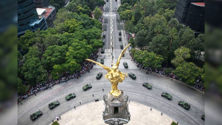 En esta vista aérea, miembros de las fuerzas armadas mexicanas participan en el desfile militar por el 214 aniversario del Día de la Independencia en la glorieta del Ángel de la Independencia en la Ciudad de México el 16 de septiembre de 2024. (RODRIGO OROPEZA/AFP vía Getty Images)