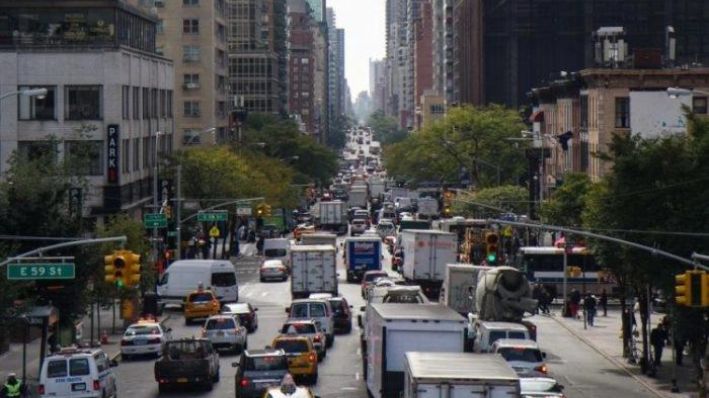 Congestión de tráfico en la segunda Avenida después de fusionarse con el puente de Queensborough en la ciudad de Nueva York. (Benjamin Chasteen/The Epoch Times)