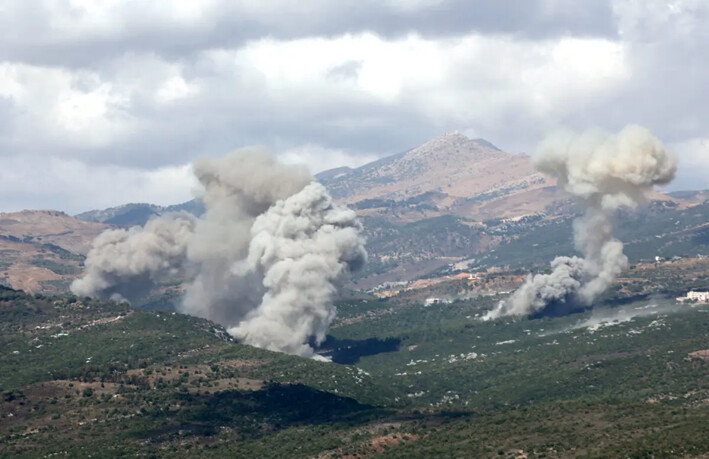 Humo de explosiones en Jabal al-Rihan durante las hostilidades transfronterizas entre Hezbolá y las fuerzas israelíes, en una imagen desde Marjayoun, cerca de la frontera con Israel, el 21 de septiembre de 2024. (Karamallah Daher/Reuters)