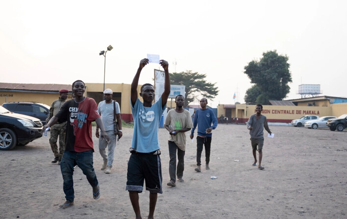 Algunos de los 600 prisioneros liberados de la prisión central de Makala, en Kinshasa, la capital de la República Democrática del Congo, celebran, el 21 de septiembre de 2024. (Samy Ntumba Shambuyi/AP Photo)