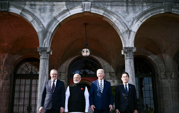 El presidente de Estados Unidos, Joe Biden (3ro por la derecha), participa en una foto familiar de la Cumbre Cuadrilateral con el primer ministro australiano, Anthony Albanese (izq.), el primer ministro indio, Narendra Modi (2do por la izquierda), y el primer ministro japonés, Fumio Kishida (der.), en la Academia Archmere en Wilmington, Delaware, el 21 de septiembre de 2024. (Brendan Smialowski/AFP vía Getty Images)