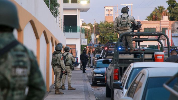 Soldados del Ejército Mexicano patrullan las calles de Culiacán, estado de Sinaloa, México, el 21 de septiembre de 2024. (IVAN MEDINA/AFP via Getty Images)