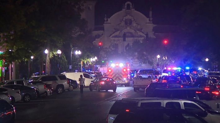 Policías y vehículos de emergencia en el distrito de entretenimiento después de un tiroteo en Birmingham, Alabama, el 22 de septiembre de 2024. (Bill Castle/WBMA vía AP)