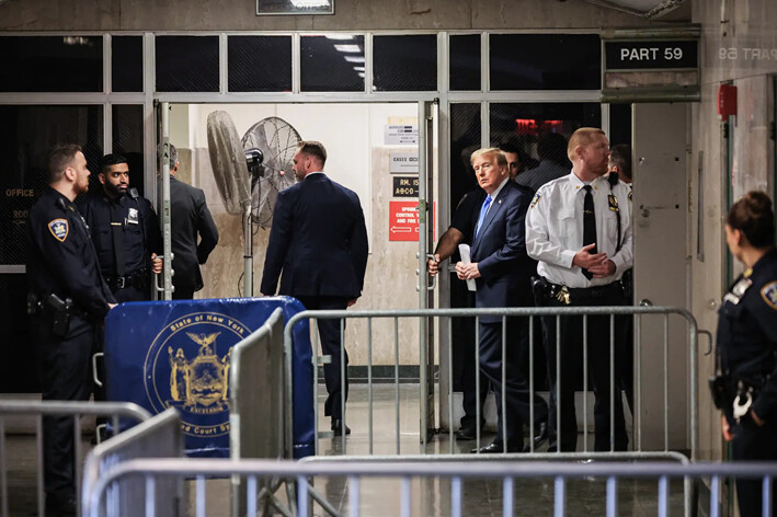 El expresidente Donald Trump sale de la sala durante su juicio en la Corte  Penal de Manhattan, en Nueva York, el 30 de mayo de 2024. (Michael M. Santiago/Getty Images)