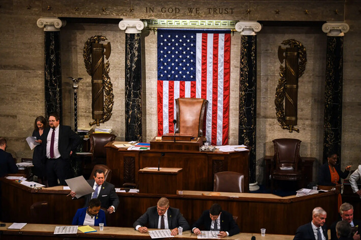 La silla del presidente de la Cámara de Representantes permanece vacía mientras la Cámara de Representantes continúa votando para elegir un nuevo presidente en el Capitolio de EE.UU., el 4 de enero de 2023. (Olivier Douliery/AFP vía Getty Images)