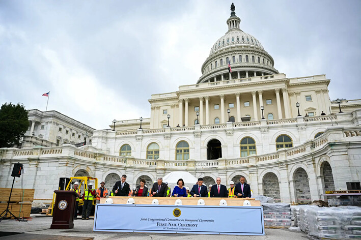 Líderes del Congreso se reúnen en la terraza inferior oeste del Capitolio de EE.UU. para clavar los primeros clavos en la plataforma que se está construyendo para la investidura presidencial en Washington, el 18 de septiembre de 2024. (Mandel Ngan/AFP vía Getty Images)