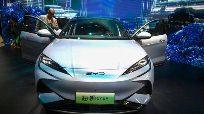 Un auto eléctrico modelo BYD 07 EV se exhibe en el Salón del Automóvil de Beijing el 25 de abril de 2024. Pedro Pardo/AFP vía Getty Images