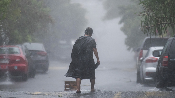  Una persona camina bajo la lluvia, en Monterrey, Nuevo León (México). Imagen de archivo. EFE/ Miguel Sierra