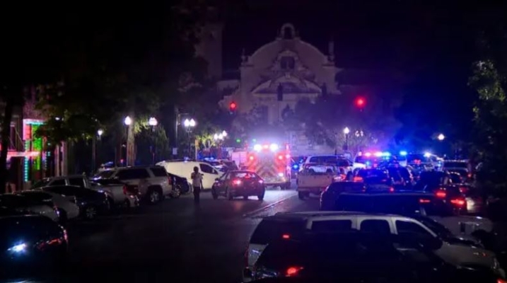 La policía y los vehículos de emergencia en el distrito de entretenimiento después de un tiroteo en Birmingham, Alabama, el 22 de septiembre de 2024. (Bill Castle/WBMA vía AP)