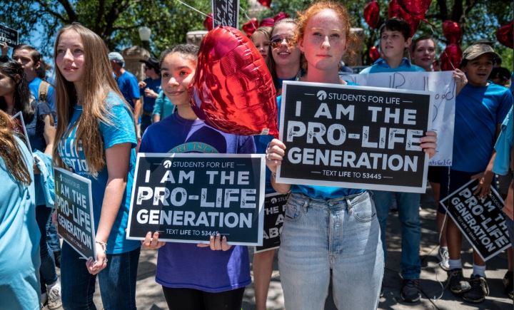 Los abogados de un defensor pro-vida dicen que van a pedir a un juzgado federal que bloquee una nueva ordenanza de San Diego que restringe el discurso fuera de los centros de aborto.
El activista de larga data, Roger López, es un abuelo jubilado que ha estado asesorando fuera de las clínicas locales de aborto durante 15 años.
El abogado de López, Paul Jonna, declaró a The Epoch Times, el 18 de septiembre, que solicitará «muy pronto» un recurso de amparo para detener la ley local, que considera inconstitucional. Jonna es consejero especial de la Thomas More Society, un bufete de abogados de interés público sin ánimo de lucro, y socio de LiMandri & Jonna en Rancho Santa Fe, California.
La ordenanza es «una extralimitación constitucional atroz», dijo Jonna. «Es muy susceptible de ser anulada, y estamos bastante seguros de que lo será».
La ordenanza, que entró en vigor en junio, limita la libertad de expresión a 30 metros de la entrada de un centro de salud, escuela o iglesia, e impone restricciones adicionales dentro de una «zona burbuja» de 2,5 metros alrededor de las personas que se encuentren en esa zona.
Además, la ordenanza permite a las víctimas demandar por daños y perjuicios de 2500 dólares por cada infracción. Una primera condena en virtud de la ley también puede conllevar tres meses de prisión y una multa de 500 dólares.
López argumenta en su demanda legal, presentada el 5 de septiembre en la Corte de Distrito de Estados Unidos para el Distrito Sur de California, que la ordenanza va en contra del derecho de la 14 ª Enmienda de los activistas provida para ofrecer información sobre alternativas al aborto, junto con el derecho de la Primera Enmienda de las mujeres que entran en una clínica para recibirla.
Una ordenanza municipal anterior hacía recaer en las personas a las que se abordaba cerca del lugar protegido la responsabilidad de decir que no querían relacionarse con un manifestante. Pero la nueva ordenanza impone al manifestante la carga de pedir permiso para acercarse a menos de dos metros de alguien que se encuentre a menos de 30 metros del lugar protegido.
Las zonas burbuja en sí mismas son inconstitucionales, dictaminó la Corte Suprema en el caso Schenk vs. Pro-Choice Network (1997), porque interfieren en la capacidad de los manifestantes para defender su postura al obligarles a cambiar constantemente de lugar para mantener una distancia permitida en lugar de centrarse en su mensaje, afirma la demanda.
La oficina del fiscal municipal de San Diego opinó anteriormente que las zonas burbuja eran inconstitucionales y «nunca ha desmentido su conclusión de que las zonas burbuja son inconstitucionales», añade la demanda.
El abogado Jonna dijo que la nueva ordenanza también tiene un componente de ruido.
La conversación entre un manifestante y una mujer en el exterior de una clínica no puede superar los 55 decibelios, «que es aproximadamente el mismo nivel que el de un frigorífico doméstico», dijo. El ruido de la calle suele estar muy por encima de ese nivel, añadió.
Según la demanda judicial, la ordenanza prohíbe a los manifestantes hacer «ruidos molestos, excesivos u ofensivos que causen incomodidad o molestias a cualquier persona razonable con una sensibilidad normal».
También prohíbe «cualquier ruido que interfiera injustificadamente en el funcionamiento» de una instalación protegida.
The Epoch Times se puso en contacto con el Ayuntamiento de San Diego para pedirle comentarios sobre la demanda, pero no recibió respuesta en el momento de la publicación.
Anteriormente, el alcalde de San Diego, Todd Gloria, dijo que la ordenanza era necesaria.
«Durante casi tres décadas, las leyes de la ciudad en esta materia han permanecido sin cambios y, sin embargo, sabemos que nuestro paisaje social y político ha evolucionado, sobre todo en los últimos años, y la necesidad de proteger al público del acoso y la intimidación indebidos, sin dejar de preservar sus derechos de la primera enmienda, se ha vuelto aún más apremiante», dijo el Sr. Gloria en junio.