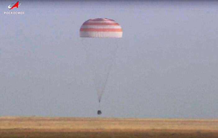 En esta foto tomada de un video, la cápsula espacial rusa Soyuz MS-25 que transporta a la astronauta de la NASA Tracy Dyson y a los cosmonautas de Roscosmos Oleg Kononenko y Nikolai Chub aterriza al sureste de la ciudad kazaja de Zhezkazgan, Kazajstán, el 23 de septiembre de 2024. (Corporación espacial Roscosmos vía AP). 