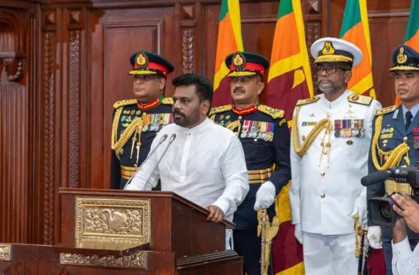 Comandantes de las fuerzas de seguridad de pie detrás de Anura Kumara Dissanayake mientras se dirige a una reunión después de jurar como nuevo presidente en Colombo, Sri Lanka, el 23 de septiembre de 2024. (Oficina del Presidente de Sri Lanka/AP)