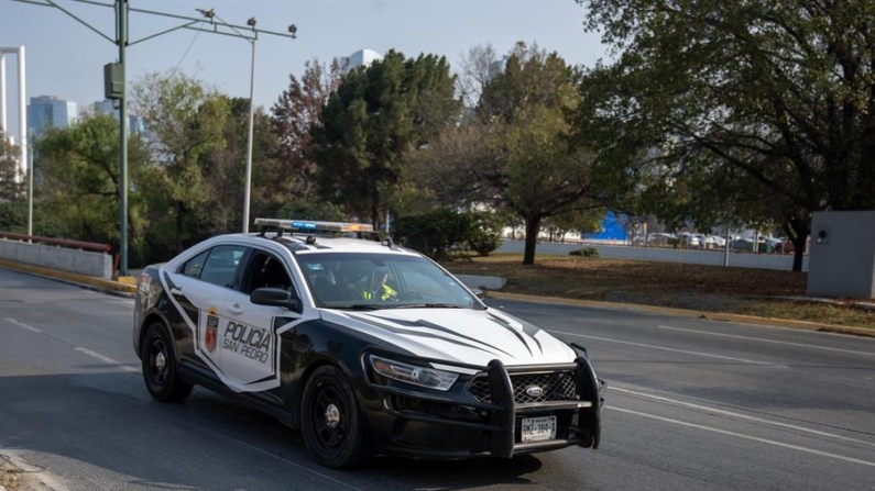 Fotografía de archivo donde aparece personal de la Secretaría de Seguridad Pública mientras patrulla en el municipio de San Pedro Garza García, Nuevo León (México). EFE/Miguel Sierra