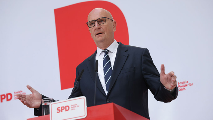 Dietmar Woidke, primer ministro del estado de Brandeburgo y miembro de los socialdemócratas alemanes (SPD), habla con los medios en la sede del SPD el día después de las elecciones del estado de Brandeburgo el 23 de septiembre de 2024 en Berlín, Alemania. (Sean Gallup/Getty Images)