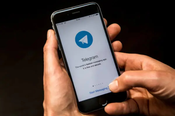 Una persona abre la aplicación de mensajería Telegram en un smartphone en Londres el 25 de mayo de 2017. (Carl Court/Getty Images)