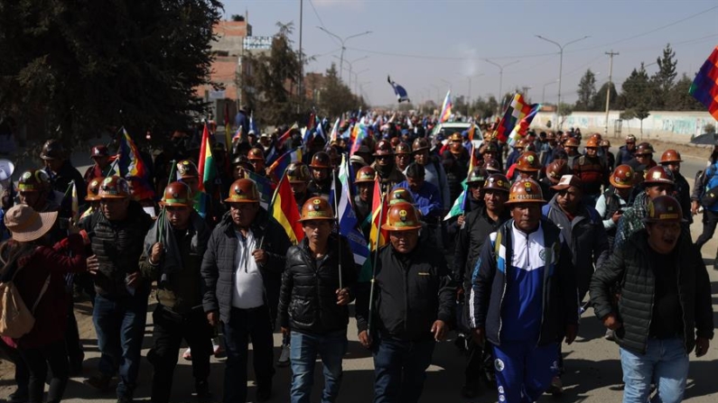 Simpatizantes del expresidente de Bolivia (2006-2019) y líder oficialista, Evo Morales, participan en una marcha este lunes 23 de septiembre de 2024, a la entrada de La Paz (Bolivia). EFE/ Luis Gandarillas