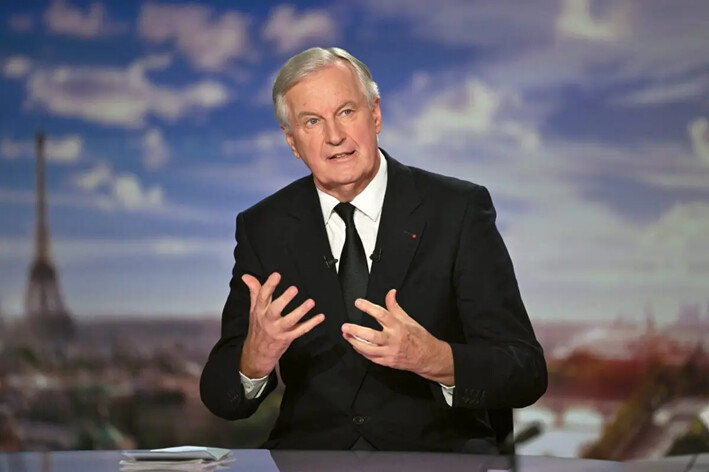 El primer ministro francés, Michel Barnier, habla durante el informativo nocturno de la cadena de televisión francesa France 2 en los estudios de France Télévisions, en París, el 22 de septiembre de 2024. (Julie Sebadelha/POOL/AFP vía Getty Images)