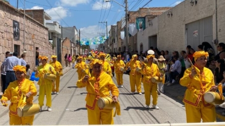 Practicantes mexicanos de Falun Dafa comparten su disciplina en desfile de San Miguel el Alto