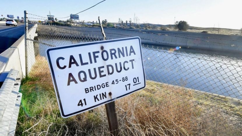 El agua del Acueducto de California fluye hacia el sur a través del Valle de San Joaquín en Kettleman City, California, el 2 de abril de 2021. (Frederic J. Brown/AFP vía Getty Images)