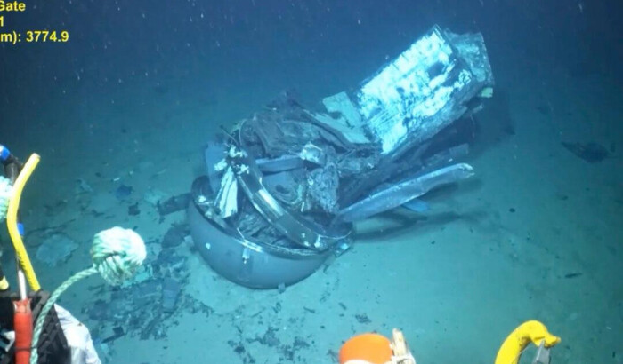 Restos del sumergible Titán, (C), en el fondo del Océano Atlántico en este fotograma de junio de 2023 de vídeo. Guardia Costera de EE. UU. (Video cortesía de Pelagic Research Services vía AP)