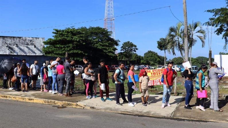 Migrantes esperan en una fila para resolver su situación migratoria el 23 de septiembre de 2024, en la ciudad de Tapachula (México). EFE/Juan Manuel Blanco