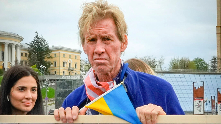 Ryan Wesley Routh participa en un mitin en el centro de Kiev, Ucrania, el sábado 30 de abril de 2022. (AP Photo/Efrem Lukatsky)