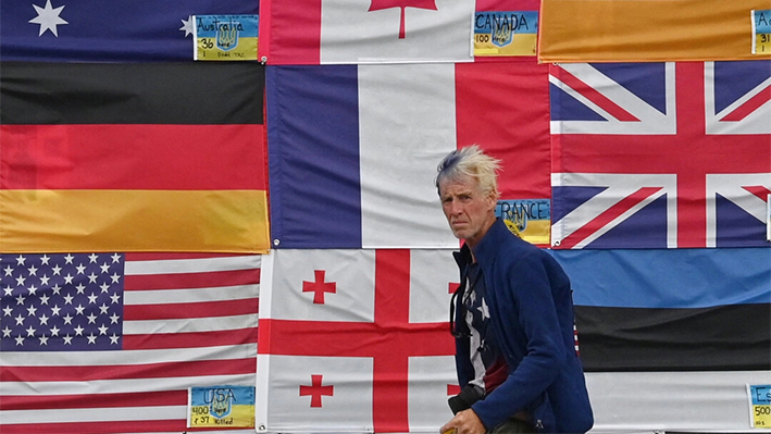 El ciudadano estadounidense Ryan Wesley Routh coloca banderas nacionales de los países que ayudan a Ucrania en la Plaza de la Independencia de Kiev, Ucrania, el 23 de junio de 2022. (Sergei Supinsky/AFP vía Getty Images)