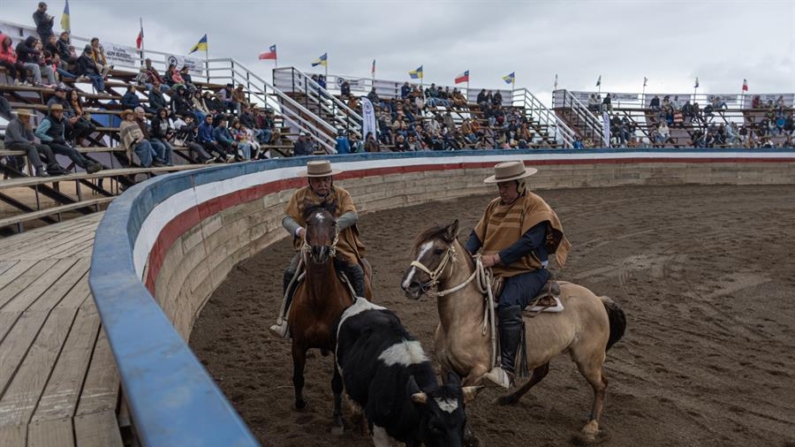 Jinetes participan en un rodeo durante la fiesta costumbrista, parte de las actividades por las Fiestas Patrias, en el pueblo de Catapilco, Valparaiso (Chile). Todos los años, el 18 de septiembre, Chile celebra grandiosamente las Fiestas Patrias para conmemorar el inicio del proceso de Independencia de la Corona Española. EFE/Ailen Díaz