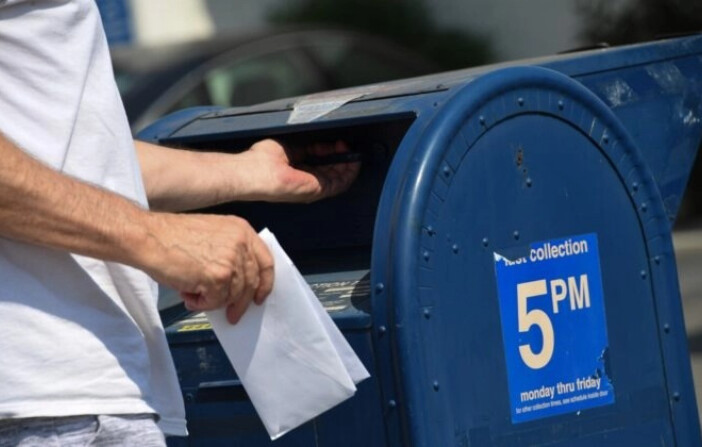 Una persona envía una carta fuera de una oficina de correos de Los Ángeles el 17 de agosto de 2020. (Robyn Beck/AFP vía Getty Images). 