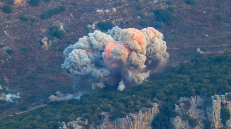 Nubes de humo salen del lugar de un ataque aéreo israelí en Marjayoun, cerca de la frontera entre Líbano e Israel, el 23 de septiembre de 2024. (Rabih Daher/AFP vía Getty Images)