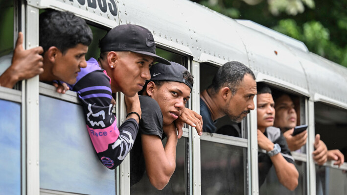 Migrantes venezolanos llegan a un refugio improvisado en Ciudad de Panamá el 23 de octubre de 2022. (Foto de LUIS ACOSTA/AFP via Getty Images)