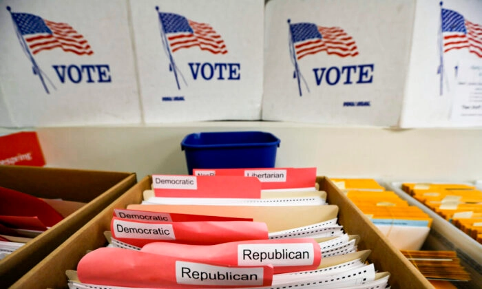 Las boletas para las elecciones primarias de 2020 están organizadas por afiliación partidaria en las oficinas del Comité Electoral del Condado de Lancaster en Lincoln, Nebraska, el 14 de abril de 2020. (Nati Harnik/AP Photo)