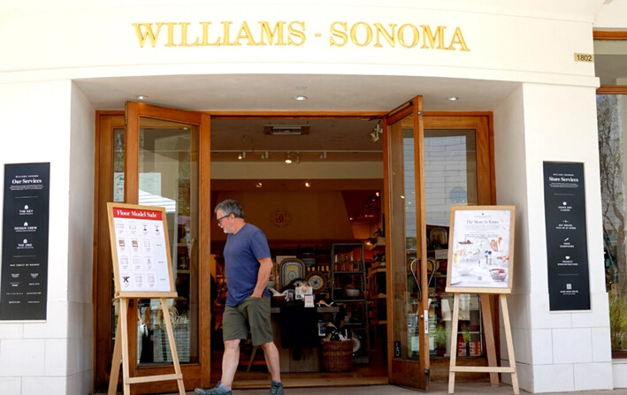 Un cliente sale de una tienda Williams-Sonoma en Corte Madera, California, el 25 de mayo de 2022. (Justin Sullivan/Getty Images)
