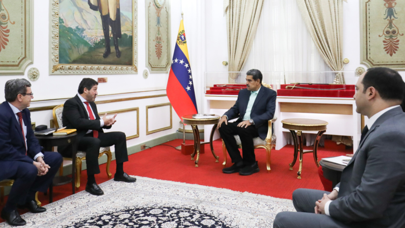 Fotografía cedida por Prensa Miraflores del presidente de Venezuela, Nicolás Maduro (c), durante una reunión con el director ejecutivo internacional de exploración y producción de la multinacional española en el país caribeño, José Carlos Vicente Bravo (2-i), este lunes en Caracas (Venezuela). EFE/ Prensa Miraflores/ 