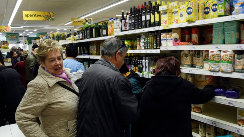 Varias personas haciendo la compra en un supermercado del barrio de Usera, en Madrid, el 10 de marzo de 2020. -  (Foto de OSCAR DEL POZO/AFP vía Getty Images)