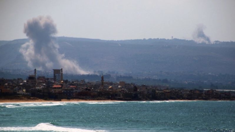 Humo tras un ataque israelí en la zona de el-Hosh, cerca de la ciudad portuaria de Tiro, en el sur de Líbano, el 24 de septiembre de 2024. Israel anunció decenas de nuevos ataques aéreos contra bastiones de Hezbolá en Líbano el 24 de septiembre, un día después de que 492 personas, entre ellas 35 niños, murieran en el bombardeo más mortífero desde la devastadora guerra de 2006. (Foto de Hassan Fneich/AFP vía Getty Images)