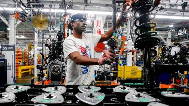 Trabajadores ensamblan coches en la recién renovada planta de ensamblaje de Ford en Chicago, Illinois, el 24 de junio de 2019. (Jim Young/AFP vía Getty Images)