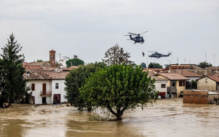 Personas son evacuadas por helicópteros de la Fuerza Aérea Italiana durante las inundaciones en el pequeño pueblo de Traversara, el 19 de septiembre de 2024. (Federico Scoppa/AFP vía Getty Images)