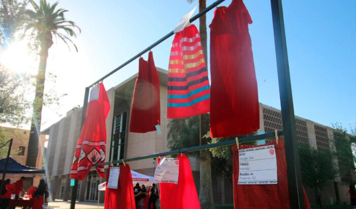 ARCHIVO - Faldas rojas se exhiben en el Capitolio del Estado de Arizona en Phoenix, el 5 de mayo de 2021, para crear conciencia sobre las mujeres y niñas indígenas desaparecidas y asesinadas. (AP Foto/Cheyanne Mumphrey, Archivo)