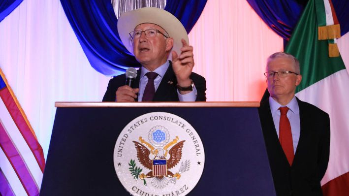 El embajador de Estados Unidos, Ken Salazar, habla durante una rueda de prensa en el Consulado Americano en Ciudad Juárez, México, el 20 de septiembre de 2024. (EFE/ Luis Torres)