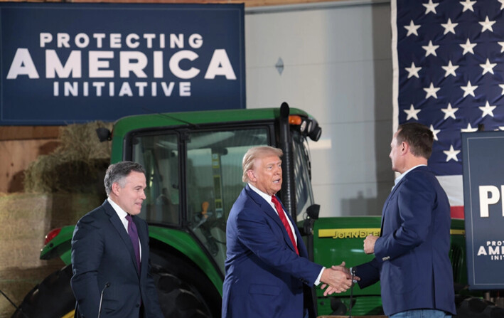 El expresidente estadounidense Donald Trump (centro) en un evento de campaña sobre la amenaza de la China comunista a la agricultura estadounidense, en Smithton, Pensilvania, el 23 de septiembre de 2024. (Win McNamee/Getty Images)