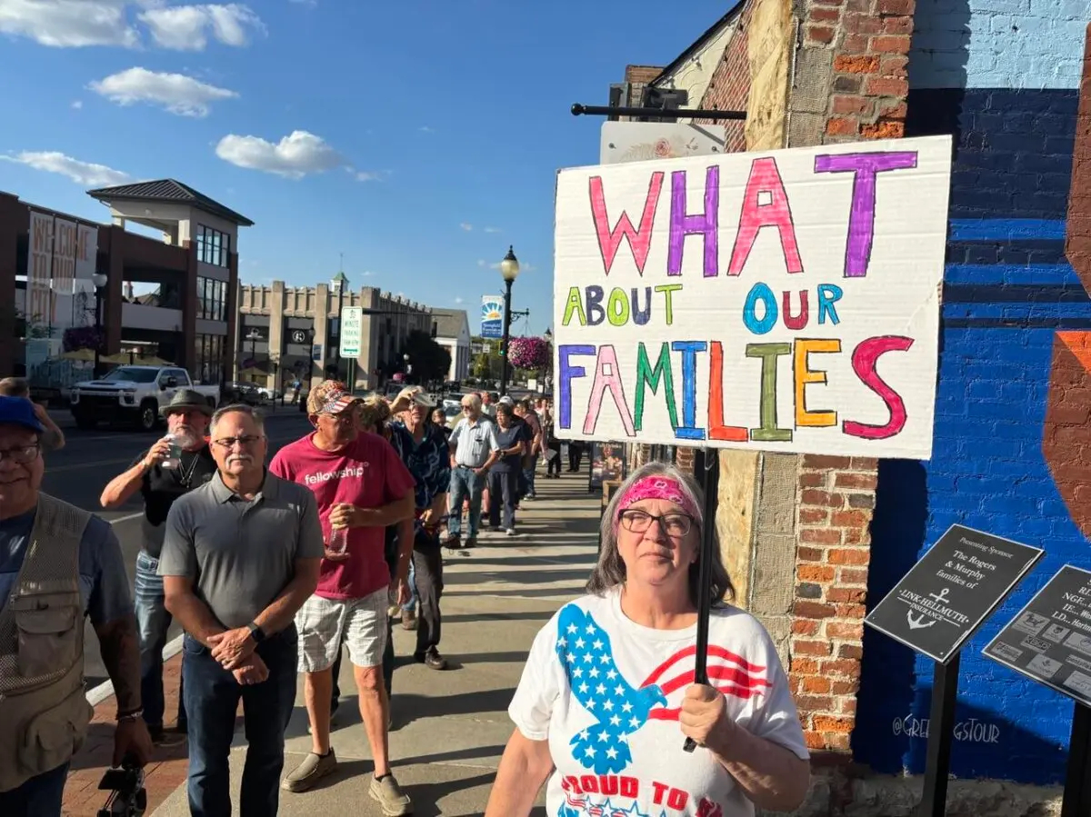 Lisa Hayes, residente de Springfield, espera en la fila para asistir al foro ciudadano de Vivek Ramaswamy sobre la oleada de inmigrantes haitianos en Springfield, Ohio, el 19 de septiembre de 2024. (Jeff Louderback/The Epoch Times)