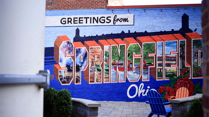 Un mural en un callejón del centro de Springfield, Ohio. Foto tomada el 16 de septiembre de 2024. (Luke Sharrett/Getty Images)