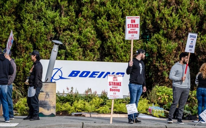 Miembros del sindicato hacen un piquete frente a una fábrica de Boeing en Renton, Washington, el 13 de septiembre de 2024. (Stephen Brashear/Getty Images)