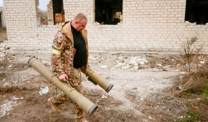 Un militar ucraniano lleva lanzagranadas antitanque capturados en una antigua posición de soldados rusos en el pueblo de Blahodatne en la región de Kherson, Ucrania, 11 de noviembre de 2022. (Valentyn Ogirenko/Reuters)
