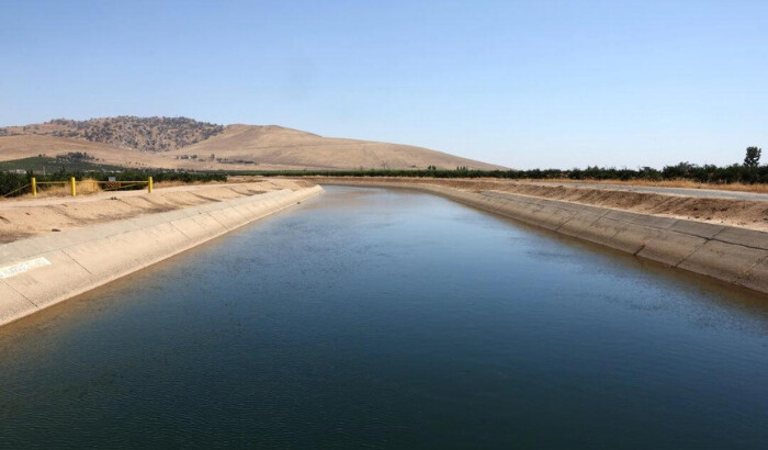 El agua fluye a través de un canal cerca de Exeter, California, el 26 de agosto de 2022. (Mario Tama/Getty Images)